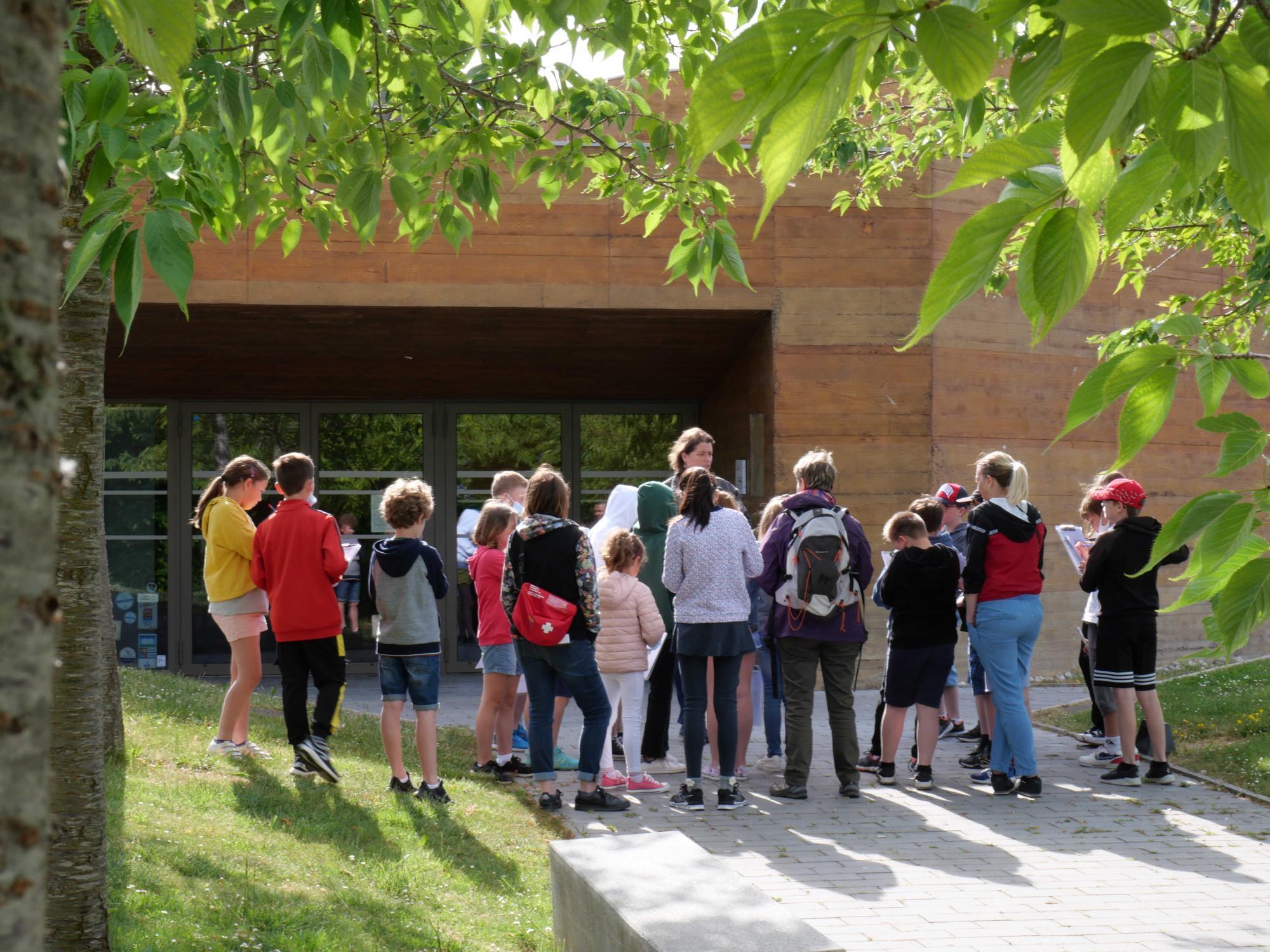 classe de CM1 en visite guidée
